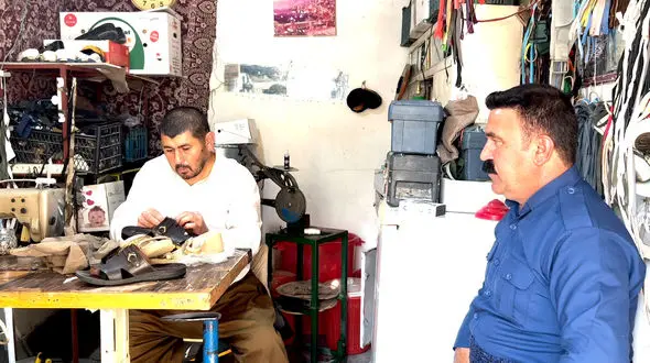 حسین قادر، کفاش دارای معلولیت اهل حلبچه؛ پنج فرزندش را از دست داد اما ناامید نشد + فیلم