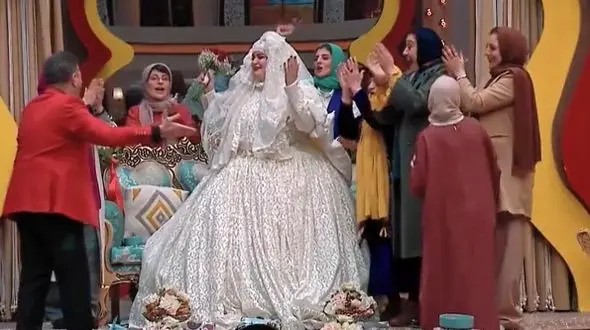 ویدئو/ خوش یمنی عروسی نعیمه نظام‌دوست برای مجری نوستالژی، محمود شهریاری/ میگه چون کادو احسان علیخانی بودم قرمز پوشیدم