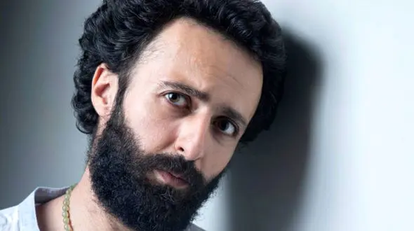 عکس جگرسوز دخترکوچولو و زن خیلی جوان حسام محمودی در مزار بازیگر ! 