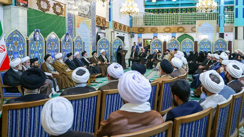  آیت‌الله سید ابراهیم رئیسی در پنجمین نشست رمضانی خود بعد از ظهر یکشنبه با جمعی از «علما و روحانیون حوزه‌های علمیه ، ائمه جماعات و نخبگان جامعه روحانیت» به گفتگو نشست.