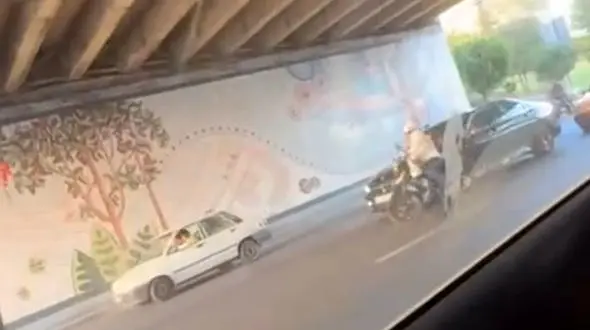 فیلم تصادف ساختگی دزدان موتورسوار با بی ام و  / قاپیدن گردنبد طلای راننده در اتوبان نیایش