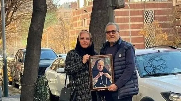 فیلم/ رونمایی شاهرخ فروتنیان و افسانه چهره آزاد از خیابانی که به نام رقیه چهره آزاد «مادر مهربان سینمای ایران» ثبت شد