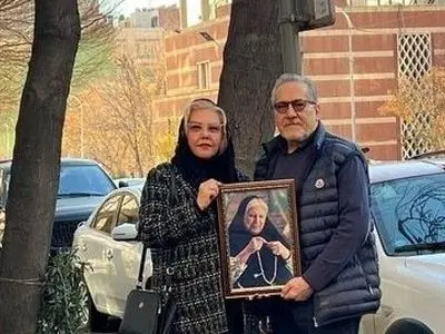 فیلم/ رونمایی شاهرخ فروتنیان و افسانه چهره آزاد از خیابانی که به نام رقیه چهره آزاد «مادر مهربان سینمای ایران» ثبت شد