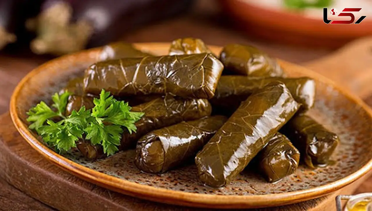 دلمه برگ مو با سس دوغ و ماست و طرز تهیه 