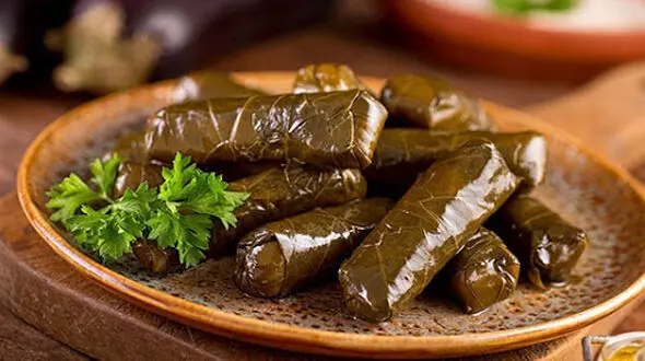 دلمه برگ مو با سس دوغ و ماست و طرز تهیه 