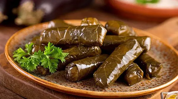 دلمه برگ مو با سس دوغ و ماست و طرز تهیه 