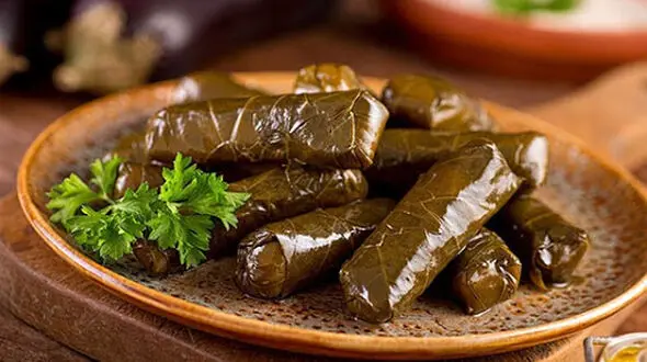 دلمه برگ مو با سس دوغ و ماست و طرز تهیه 
