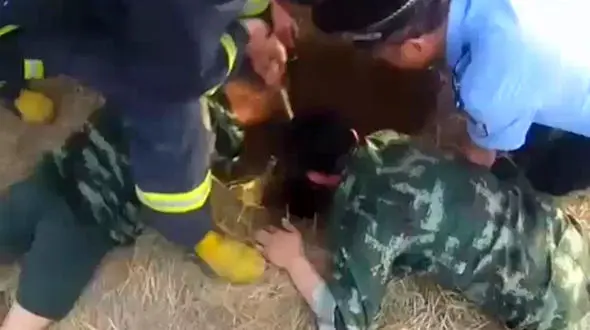 شیطنت این کودک، او را به قعر چاه ۱۰ متری فرستاد +فیلم و عکس