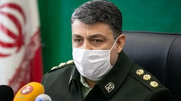 جنجال فیلم نشستن یک زن تهرانی روی سقف ماشین پلیس ! + فیلم