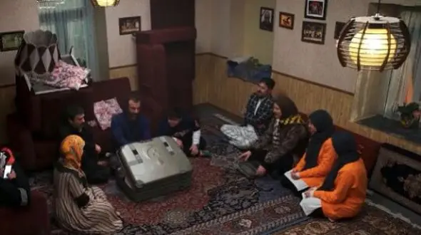 فیلم/ سکانس خنده دار از سوغاتی های فله ای نقی برای هما در سریال پایتخت که حرص همه رو درآورد/ همه مال هما خانووم