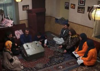 فیلم/ سکانس خنده دار از سوغاتی های فله ای نقی برای هما در سریال پایتخت که حرص همه رو درآورد/ همه مال هما خانووم