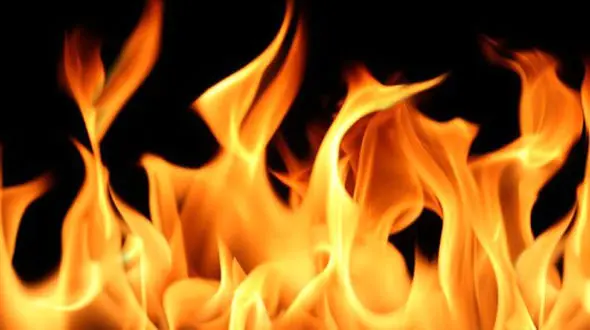 ببینید | این مرد صورتش را آتش زد ! + فیلم لحظه عجیب