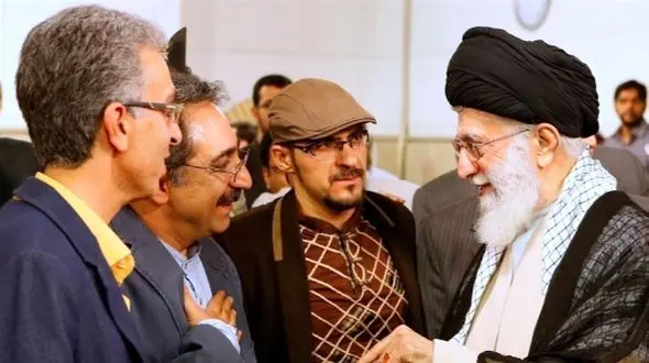 فیلم/ دقایقی همراه با صمیمیت دلنشین رهبر انقلاب با هنرمندان در بیت رهبری؛ از شوخی با کارگردانان سینما و بازیگر سریال بچه مهندس تا گوش دادن به انتقادت کارگردان و تهیه‌کننده سریال لیسانسه‌ها