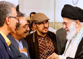 فیلم/ دقایقی همراه با صمیمیت دلنشین رهبر انقلاب با هنرمندان در بیت رهبری؛ از شوخی با کارگردانان سینما و بازیگر سریال بچه مهندس تا گوش دادن به انتقادت کارگردان و تهیه‌کننده سریال لیسانسه‌ها