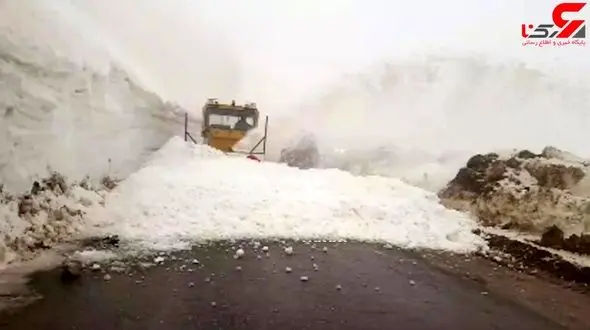 سقوط بهمن در جاده پاوه / 120 خودرو با مسافران نوروزی گرفتار شدند + فیلم
