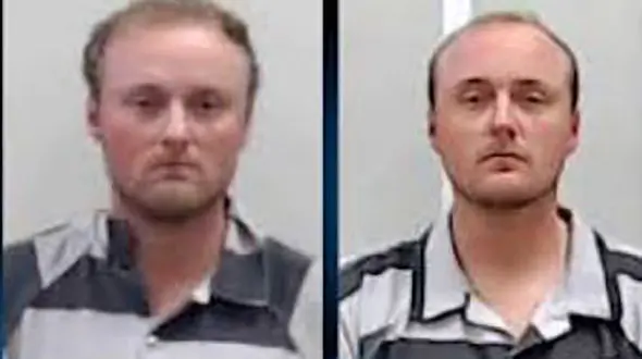 این دو قلوهای پلید دختران دانش آموز را آزار می دادند+عکس