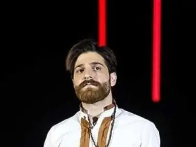 دانلود آهنگ حمید هیراد خسته شدم / انقد عزیز بودی برام که همه چیم شکل تو بود