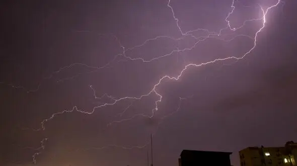 لحظه‌ ای که آسمان به خودروی پلیس حمله کرد / برخورد صاعقه در دوربین ها ثبت شد + فیلم