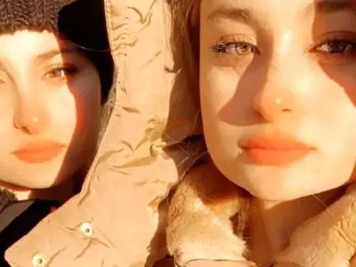 عکس سفر در زمان / «نقی، سارا و نیکا» در پشت صحنه سریال پایتخت 5 /  سال 96 تفنگ به دست