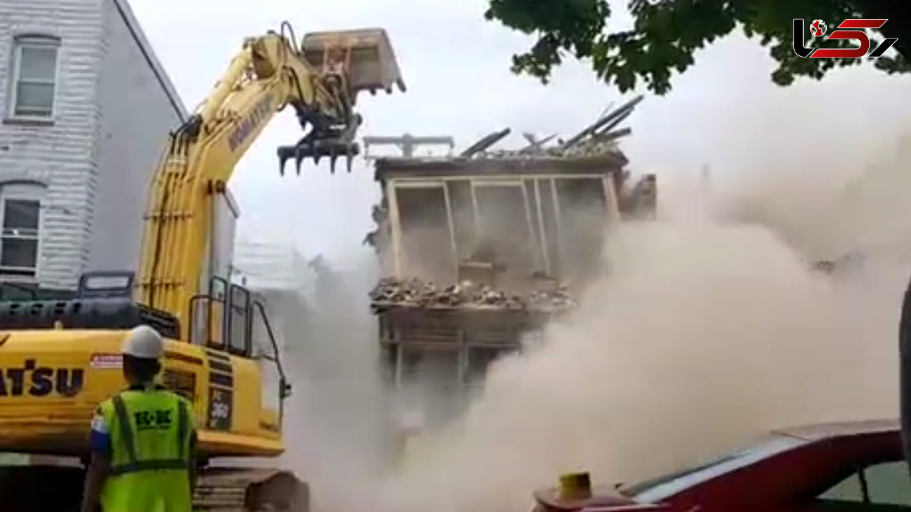 بی احتیاطی وحشتناک کارگران هنگام تخریب یک ساختمان +فیلم و عکس