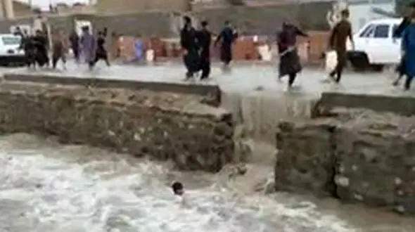 فیلم نفسگیر از  نجات جان مرد جوان از سیل ویرانگر زاهدان / ببینید