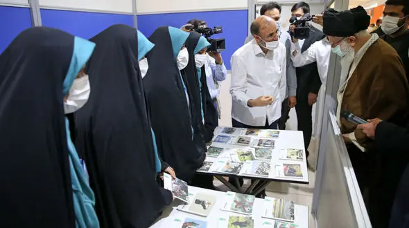رهبر انقلاب: به رغم گسترش فضای مجازی، کتاب همچنان در جایگاه والای خود قرار دارد
