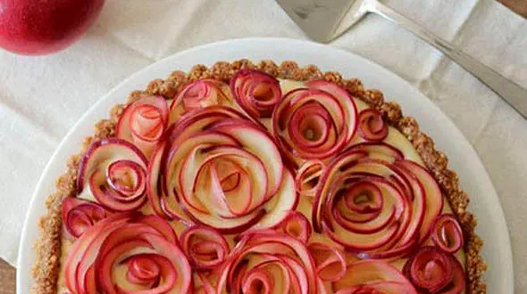 عصرانه ای خوش طعم با سیب و دارچین + دستور تهیه خانگی