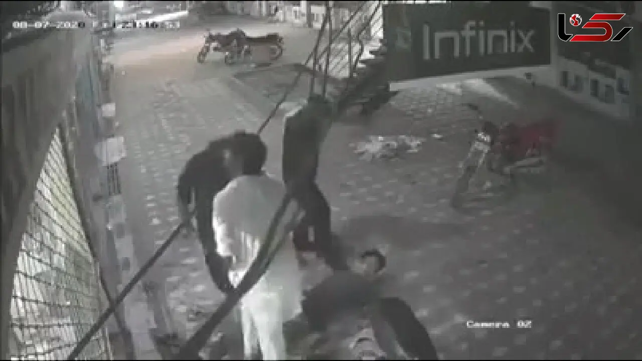 نجات جان یک فروشنده از برق گرفتگی توسط دوستش + فیلم