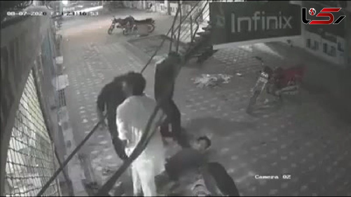 نجات جان یک فروشنده از برق گرفتگی توسط دوستش + فیلم