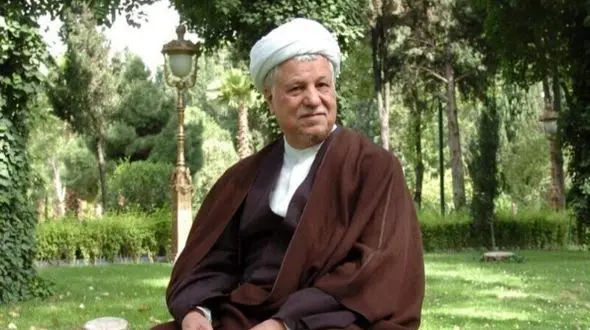 فیلم / لحظاتی همراه با کوهنوردی حرفه‌ای مرحوم هاشمی رفسنجانی / از نوشیدن آبِ آبشار تا نوشتن یادگاری روی تخته سنگ ....