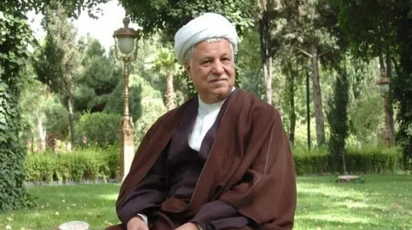 فیلم / لحظاتی همراه با کوهنوردی حرفه‌ای مرحوم هاشمی رفسنجانی / از نوشیدن آبِ آبشار تا نوشتن یادگاری روی تخته سنگ ....