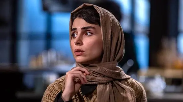 تغییر چهره لاله مرزبان بازیگر سریال آبان در پشت دوربین / خانم بازیگر پشت فرمون یکی دیگه است! + عکس و فیلم