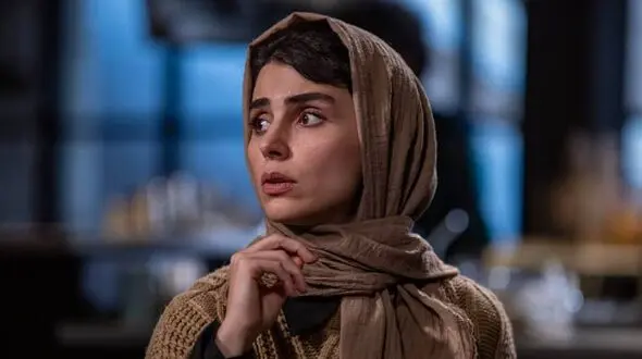 تغییر چهره لاله مرزبان بازیگر سریال آبان در پشت دوربین / خانم بازیگر پشت فرمون یکی دیگه است! + عکس و فیلم