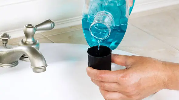 مصرف دهان شویه برای رفع برفک های دهان