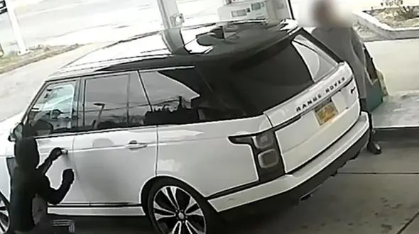 فیلمی جنجالی از سارقین پولدار؛ سرقت با یک خودروی لاکچری! 