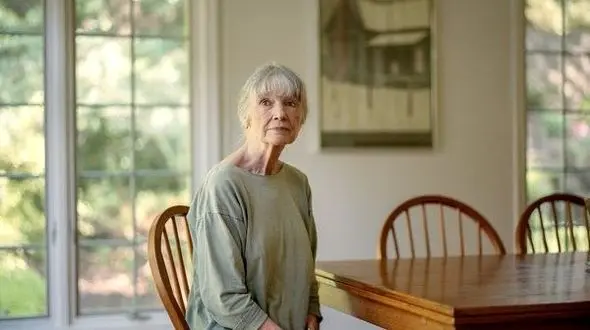 شیوه عجیب زندگی نویسنده زن ۷۵ ساله 