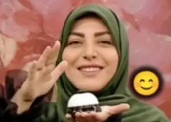 فیلم/ هدیه ویژه دکتر سعید عزیزی به المیرا شریفی مقدم: تو روز مرد هم باز خانوم ها هدیه میگیرن