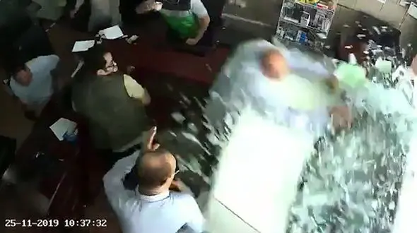 فیلم حادثه ای وحشتناک / ماشین دنده عقب وارد مغازه پر از جمعیت شد