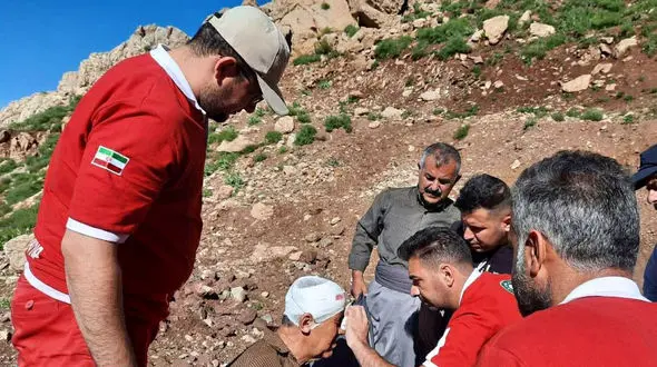 امدادرسانی نجاتگران‌ شهرستان پاوه به فردی ۵۷ ساله در ارتفاعات شاهو