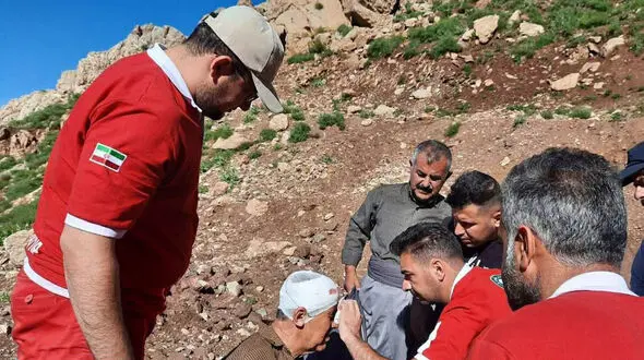 امدادرسانی نجاتگران‌ شهرستان پاوه به فردی ۵۷ ساله در ارتفاعات شاهو