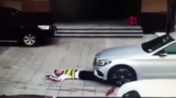 فیلم لحظه زیر گرفتن پارکبان از سوی راننده بنز سوار + فیلم و عکس