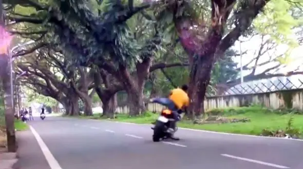 مرگ موتورسواری که در خیابان نمایش می داد! + فیلم لخظه حادثه