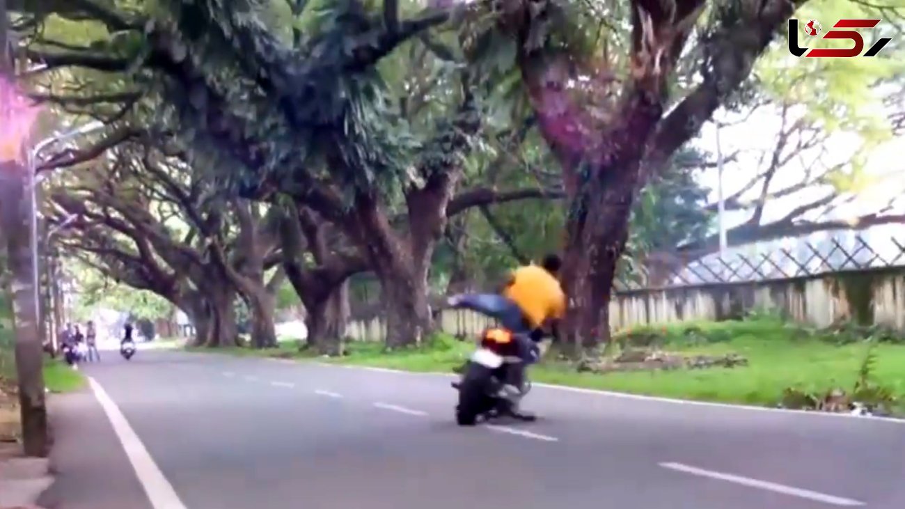 مرگ موتورسواری که در خیابان نمایش می داد! + فیلم لخظه حادثه