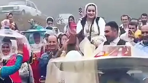 رقص محلی زنان روستا در مراسم عروسی دختر اسب سوار !