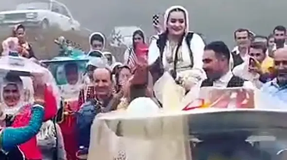 رقص محلی زنان روستا در مراسم عروسی دختر اسب سوار !