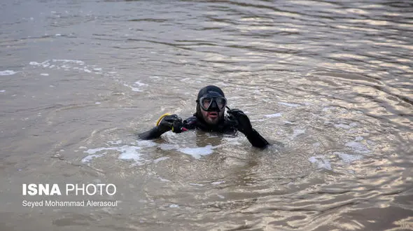 ادامه عملیات غواصان آتش‌نشانی برای یافتن مفقودان احتمالی در سیلاب پل انقلاب مشهد