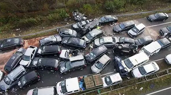 تصادف زنجیره ای 13 خودرو در اتوبان قزوین