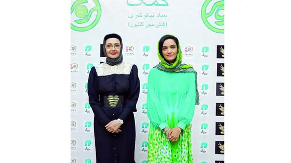 کتایون ریاحی نشان بنیاد خیریه خود را به بازیگر معروف اهدا کرد +عکس