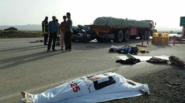 پژو 405 زیر تریلی رفت / یک قربانی و 3 مصدوم در این حادثه + عکس