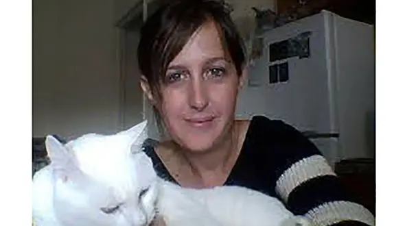 حمله وحشیانه زن جوان به دو زن جوان محجبه + عکس